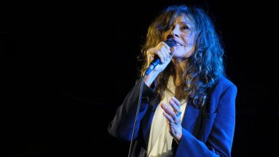 Alice sul palco con un microfono