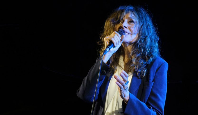 Alice sul palco con un microfono