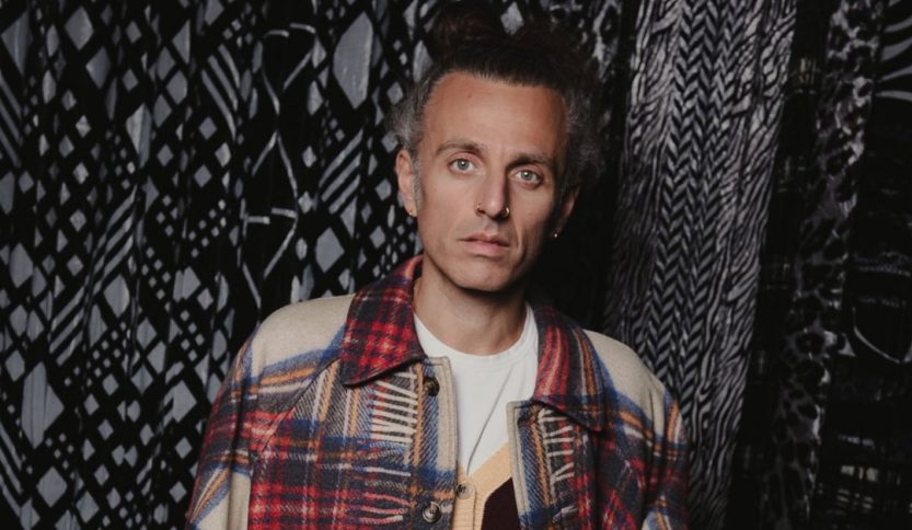 Ghemon con sfondo nero