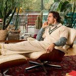 Jacopo ET seduto su delle poltrone