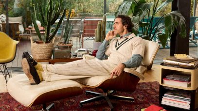 Jacopo ET seduto su delle poltrone