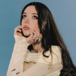 Lysa con sfondo azzurro