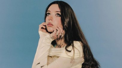 Lysa con sfondo azzurro