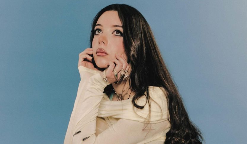 Lysa con sfondo azzurro