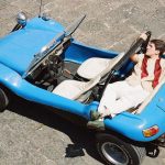 Masamasa su una macchina azzurra