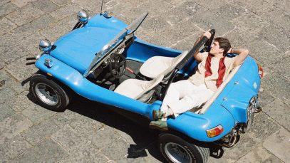 Masamasa su una macchina azzurra