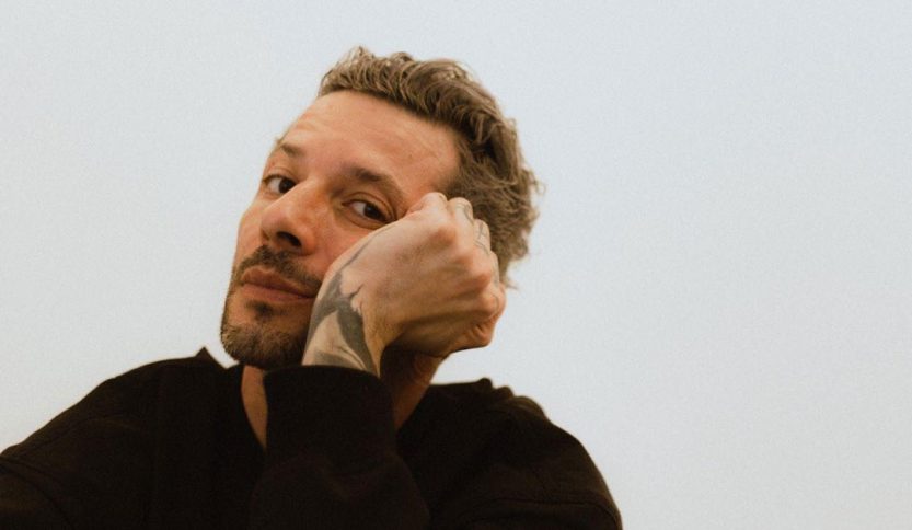 Nesli con sfondo chiaro