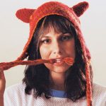 VV con un cappello rosso