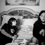 Vale LP e Lil Jolie su un letto