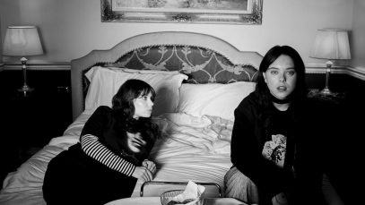 Vale LP e Lil Jolie su un letto