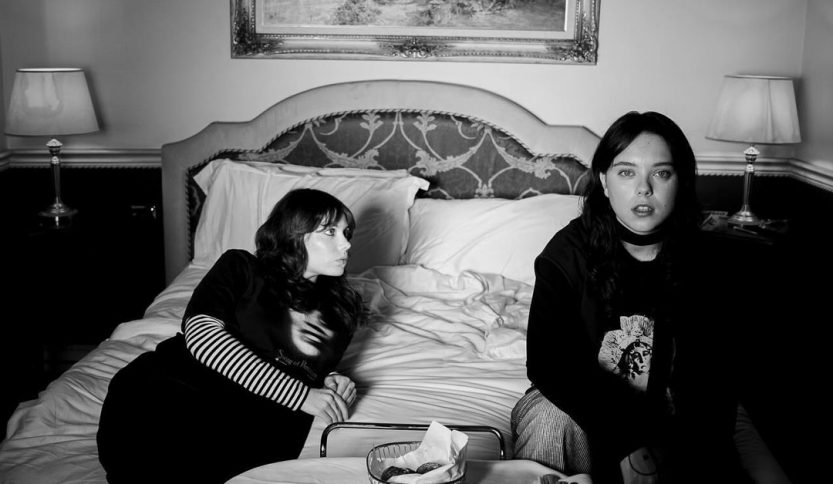 Vale LP e Lil Jolie su un letto