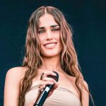 Clara con microfono e sfondo blu