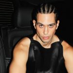 Mahmood in macchina co conduttori sanremo 2025