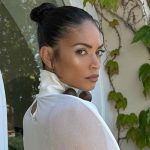 Elodie con foglie sullo sfondo