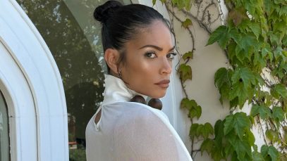 Elodie con foglie sullo sfondo