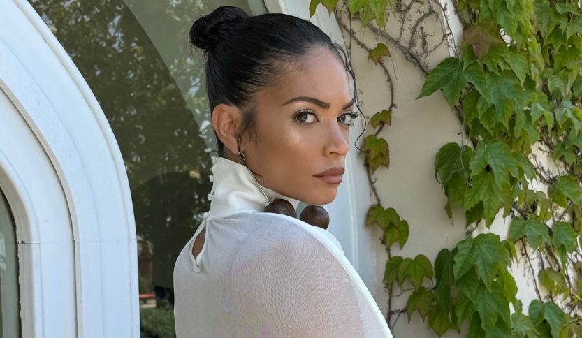 Elodie con foglie sullo sfondo