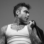 Fedez con una giacca