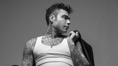 Fedez con una giacca
