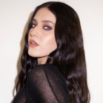 Gaia con sfondo crema