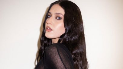 Gaia con sfondo crema