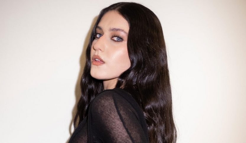 Gaia con sfondo crema