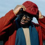 Heartman con cappello in riva al fiume