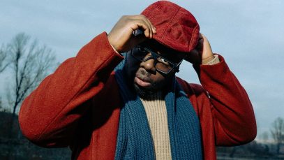 Heartman con cappello in riva al fiume