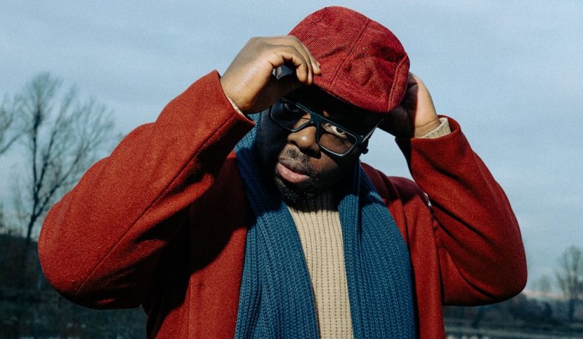 Heartman con cappello in riva al fiume