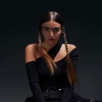 joan thiele con sfondo scuro