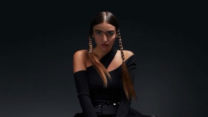 joan thiele con sfondo scuro