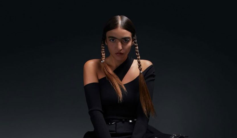 joan thiele con sfondo scuro