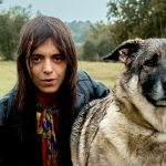 Lucio Corsi con un cane