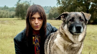 Lucio Corsi con un cane