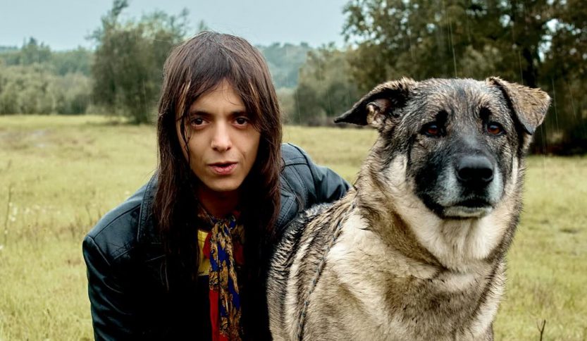 Lucio Corsi con un cane