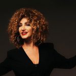 Marcella Bella con sfondo scuro