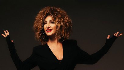 Marcella Bella con sfondo scuro