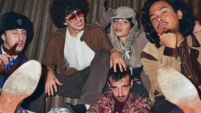 Motel 5K con una tenda dietro