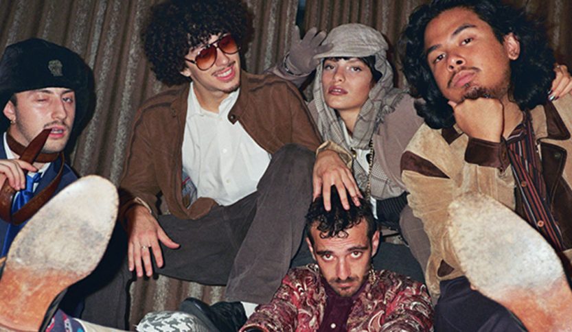 Motel 5K con una tenda dietro