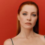 Noemi con sfondo rosso