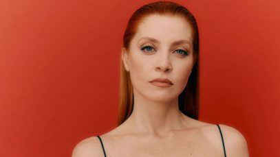 Noemi con sfondo rosso