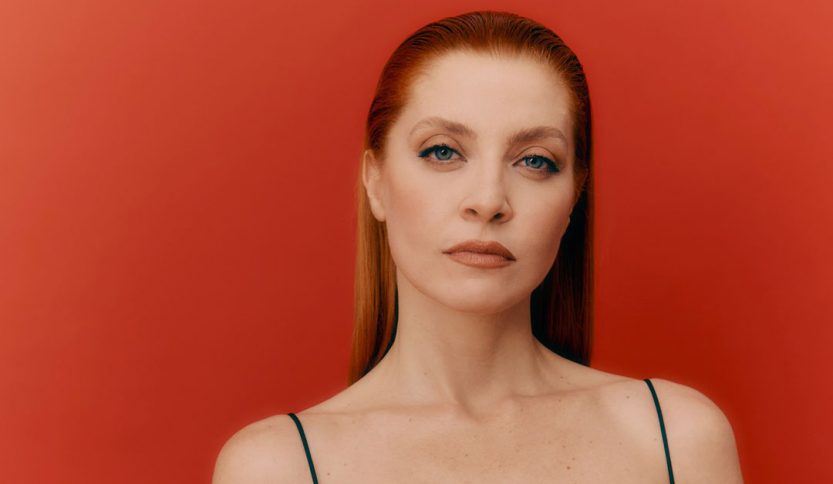 Noemi con sfondo rosso