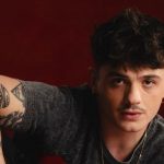 Olly con sfondo rosso