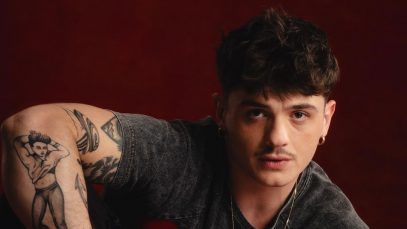 Olly con sfondo rosso