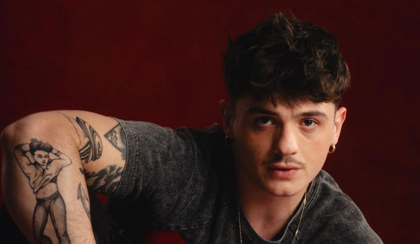 Olly con sfondo rosso