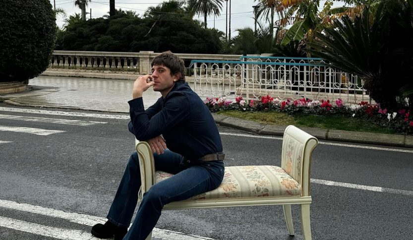 Rkomi sulla strada a Sanremo