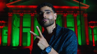 Rocco Hunt con gesto vittoria