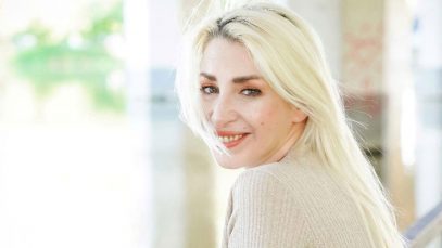 Romina Falconi con sfondo chiaro