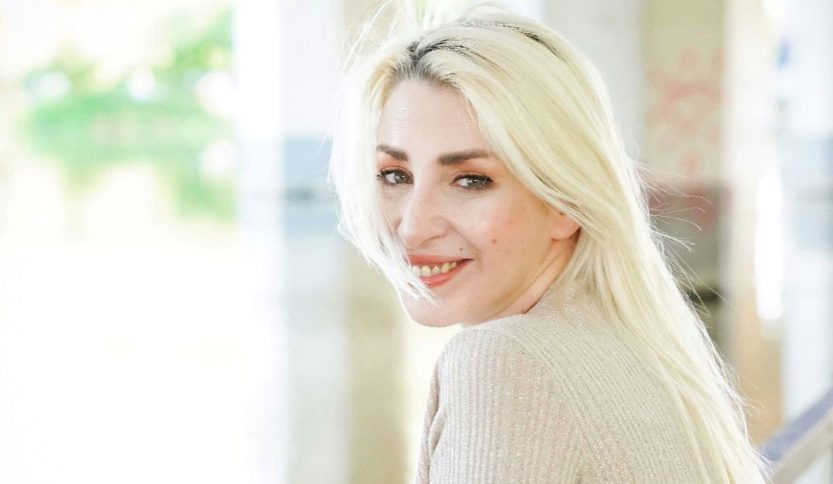 Romina Falconi con sfondo chiaro