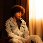 Rondine in una stanza buia con finestra