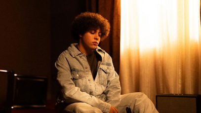 Rondine in una stanza buia con finestra